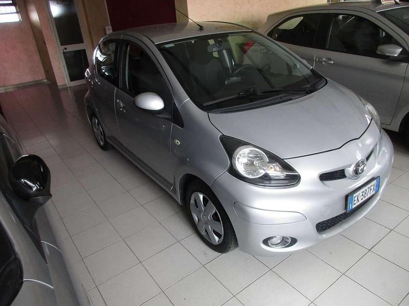 Usata Toyota Aygo Sol 68 CV (50 kW) 2012 Argento Utilitaria