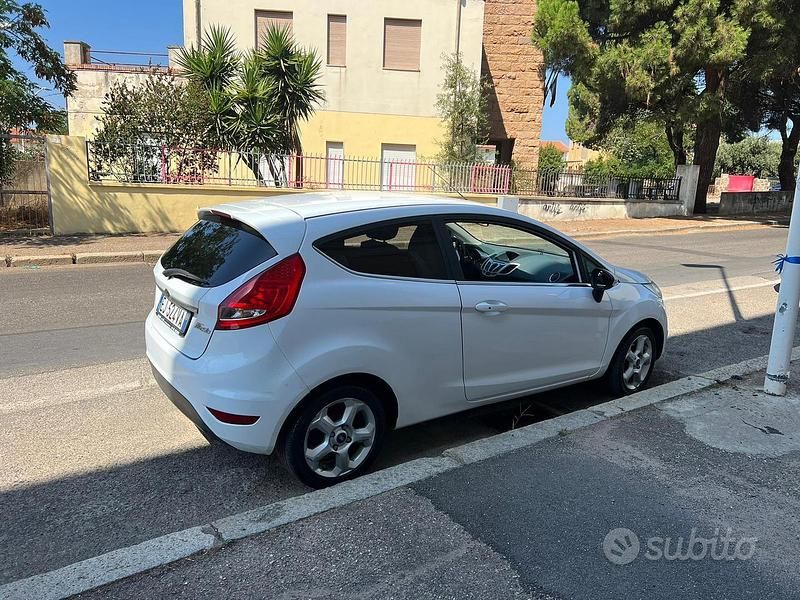 Usata Ford Fiesta 73 CV (53 kW) 2011 Bianco Utilitaria