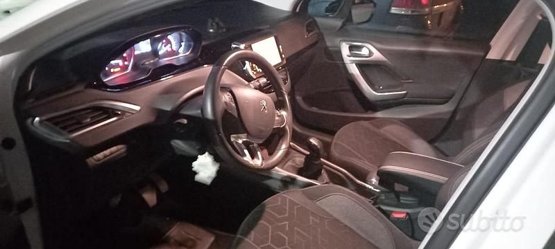 Usata Peugeot 2008 Access 75 CV (55 kW) 2017 Bianco SUV