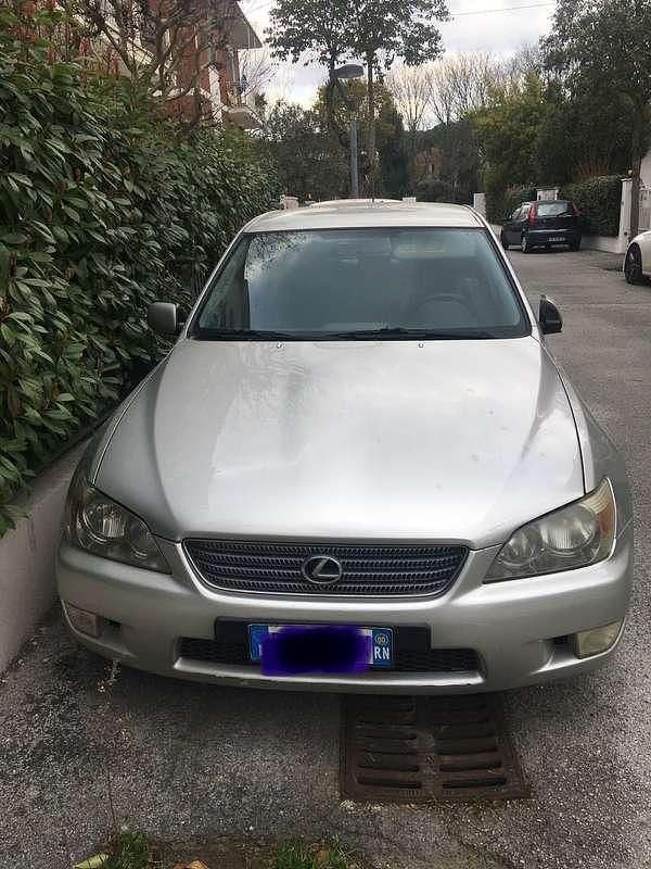 Usata Lexus IS200 155 CV (114 kW) 2000 Argento Berlina