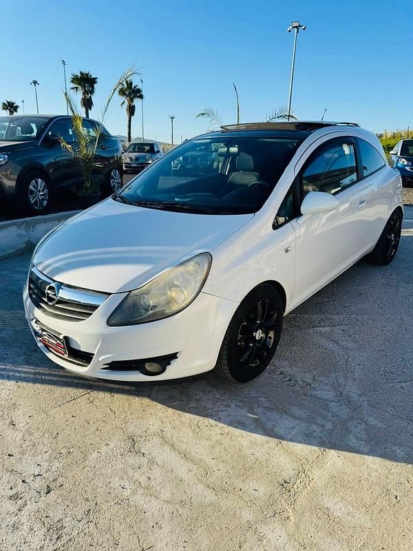 Usata Opel Corsa Enjoy 90 CV (66 kW) 2009 Bianco Utilitaria