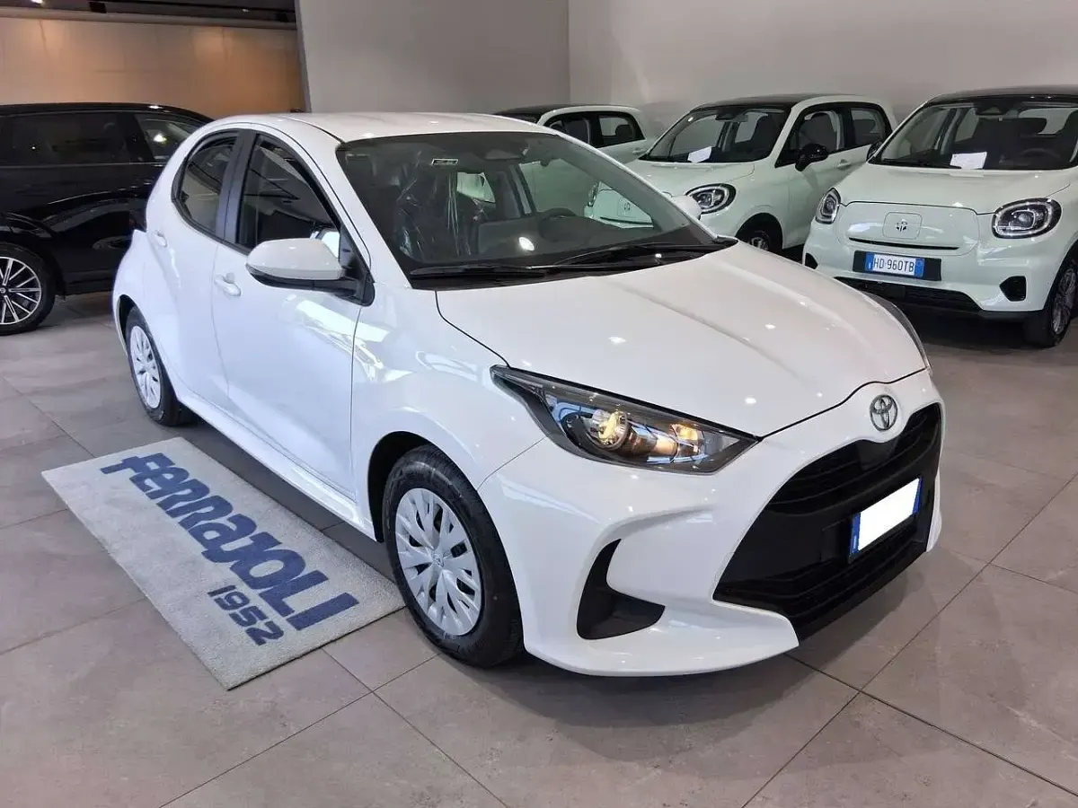 Nuova Toyota Yaris Hybrid Active 92 CV (67 kW) 2026 Super white / black Berlina