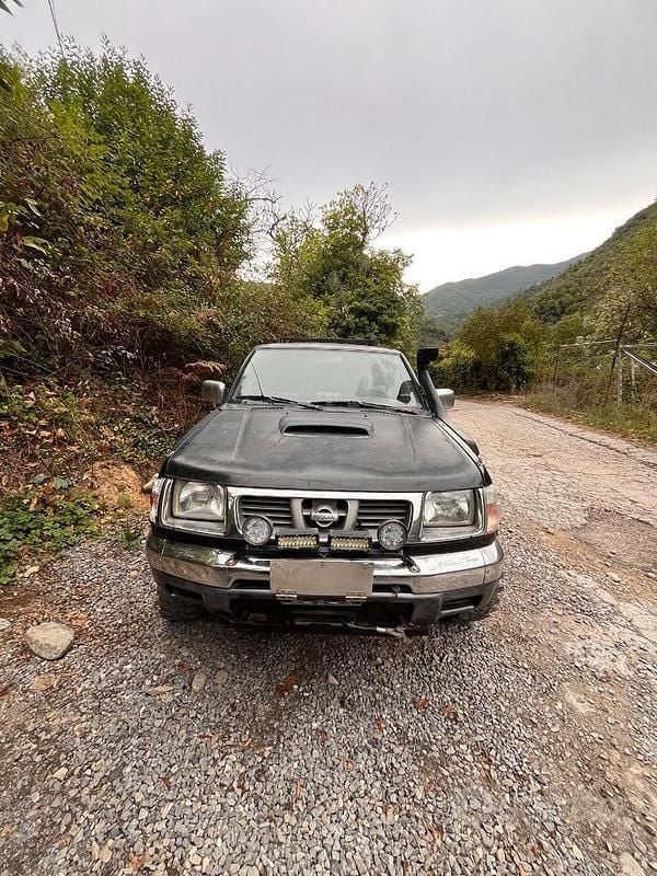 Usata Nissan Navara 103 CV (75 kW) 1999 Nero Pick-up