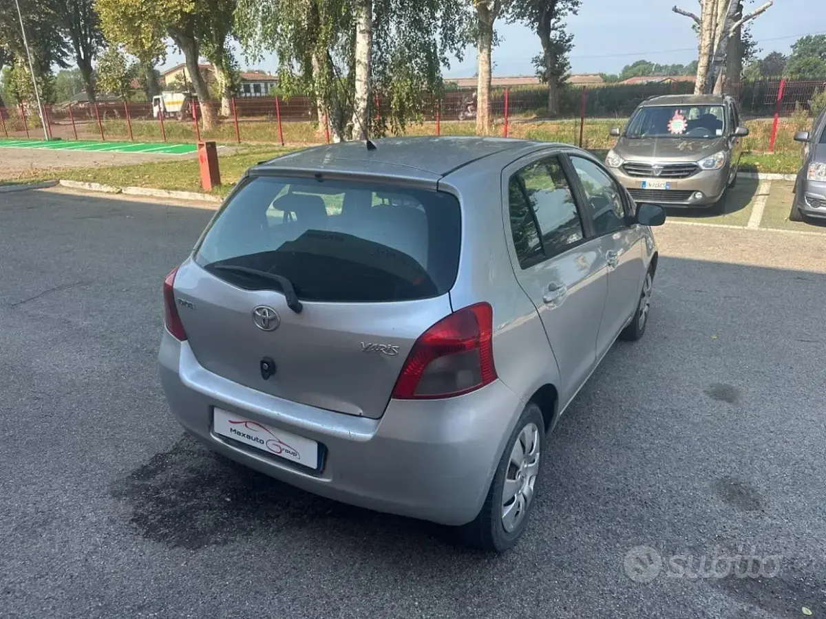 Usata Toyota Yaris 69 CV (50 kW) 2008 Grigio Utilitaria