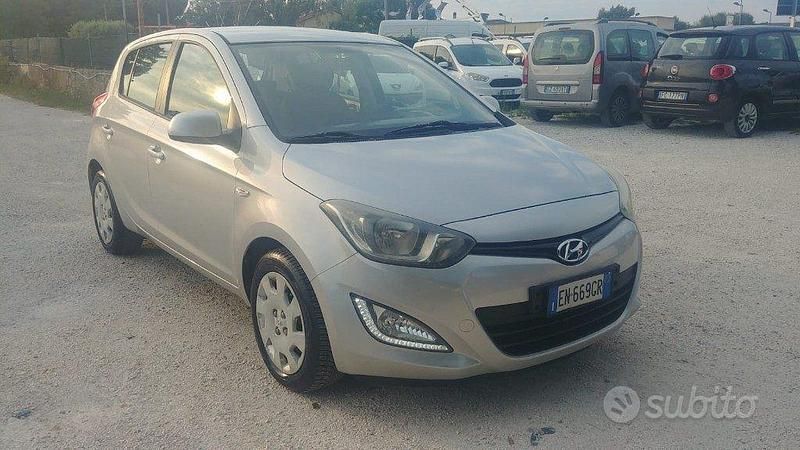 Argento Usata 2012 Hyundai i20 Edition Tre volumi | 4800 € (Buon prezzo) - Immagine 1/4