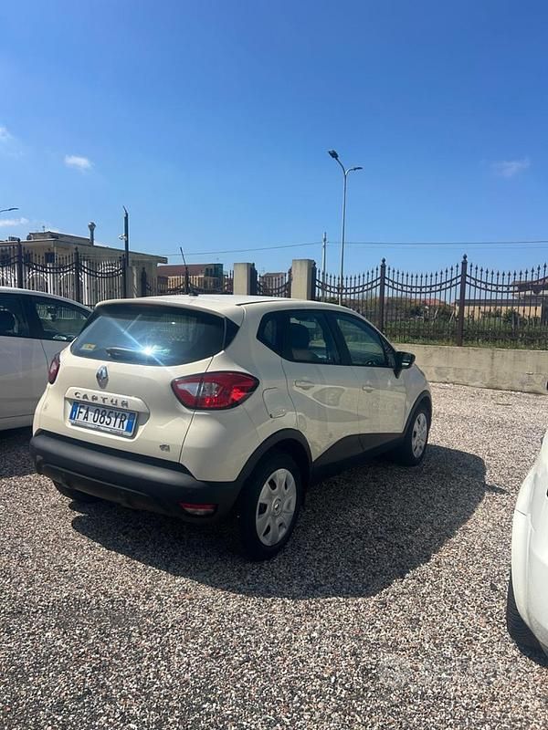 Usata Renault Captur 90 CV (66 kW) 2015 Beige SUV