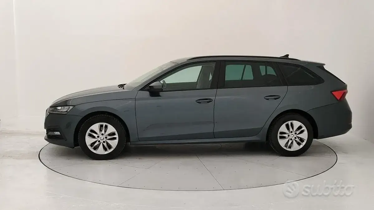Usata Skoda Octavia Executive 116 CV (85 kW) 2022 Grigio Station wagon