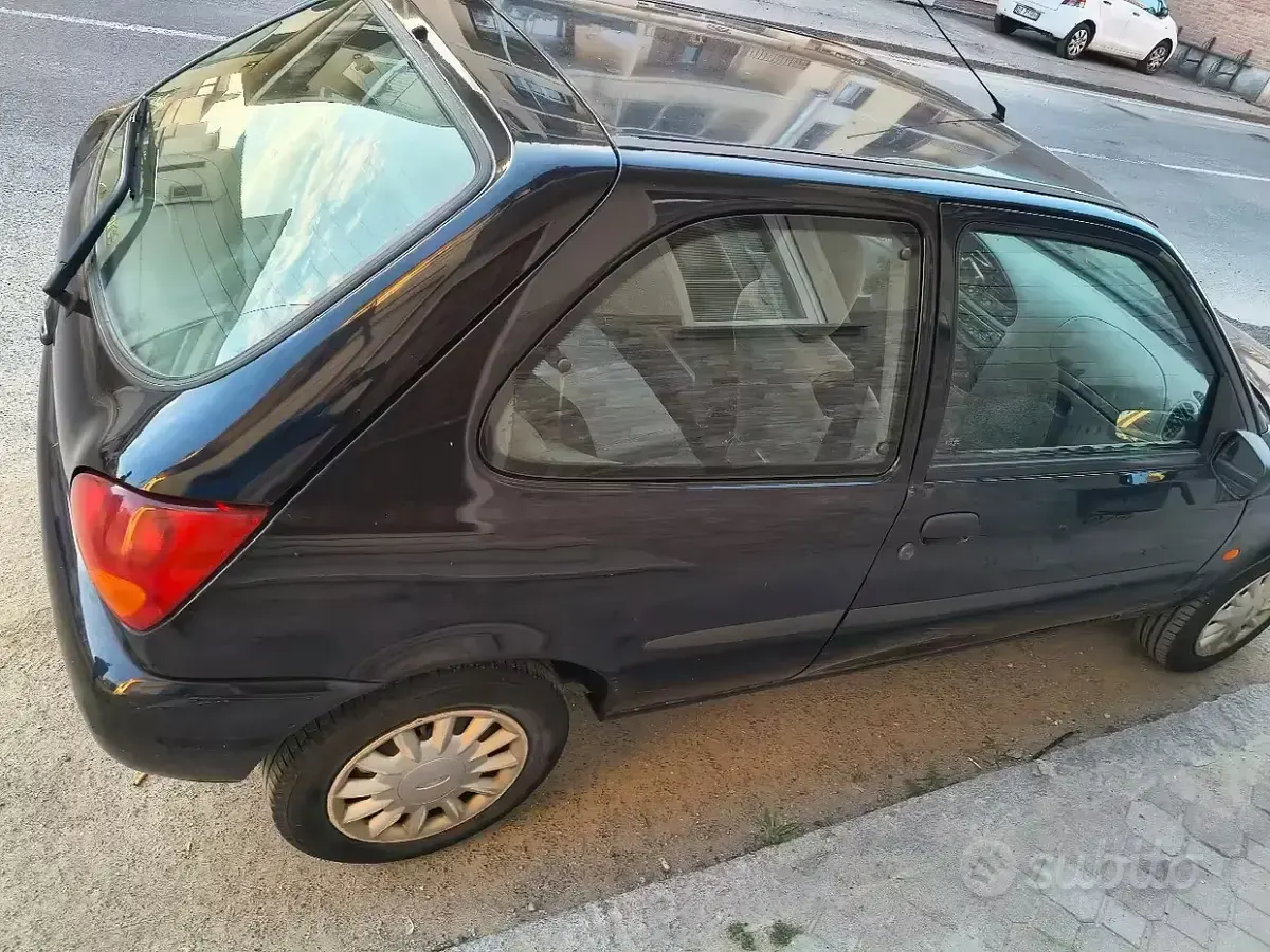 Usata Ford Fiesta 49 CV (36 kW) 2000 Nero Utilitaria