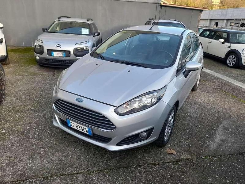Argento Usata 2013 Ford Fiesta Titanium Tre volumi | 6500 € (Buon prezzo) - Immagine 1/4