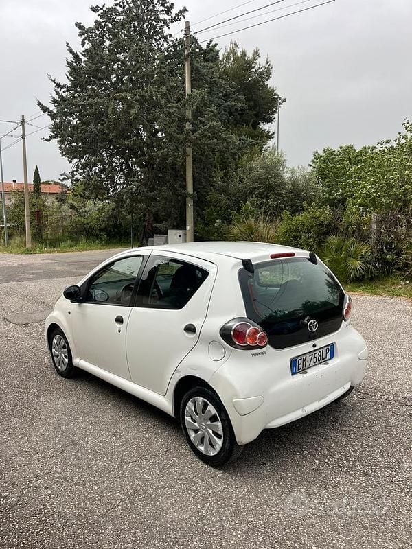 Usata Toyota Aygo 68 CV (50 kW) 2013 Bianco Utilitaria
