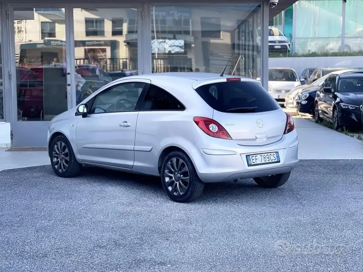Usata Opel Corsa 86 CV (63 kW) 2010 Grigio Utilitaria
