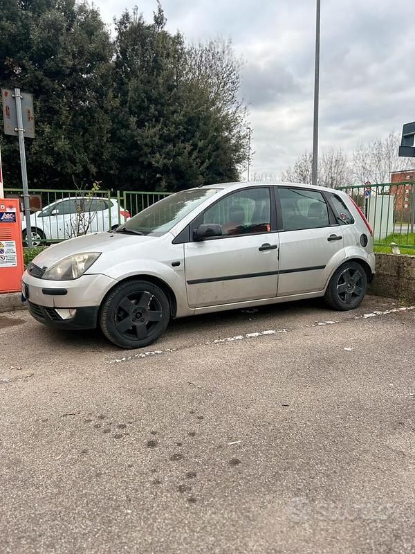 Usata Ford Fiesta 68 CV (50 kW) 2003 Grigio Utilitaria