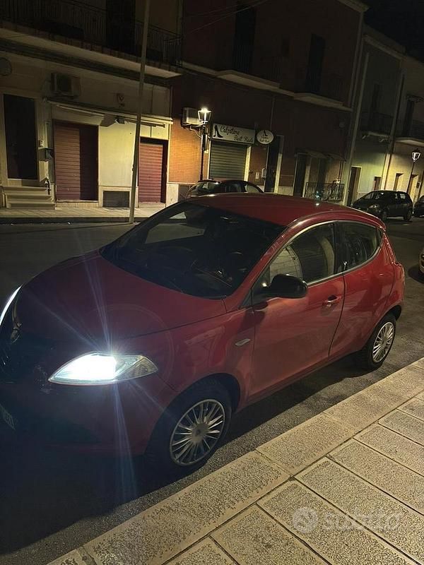 Usata Lancia Ypsilon 80 CV (58 kW) 2014 Rosso Utilitaria
