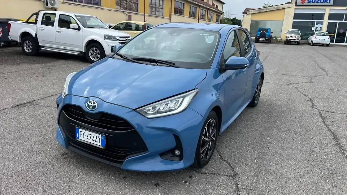 Usata Toyota Yaris Hybrid Lounge 92 CV (67 kW) 2021 Blu Berlina