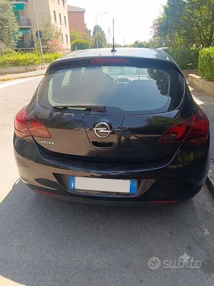 Usata Opel Astra Cosmo 116 CV (85 kW) 2011 Nero Berlina