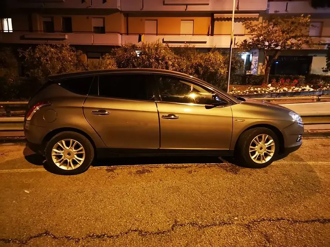 Usata Lancia Delta 120 CV (88 kW) 2010 Grigio Utilitaria