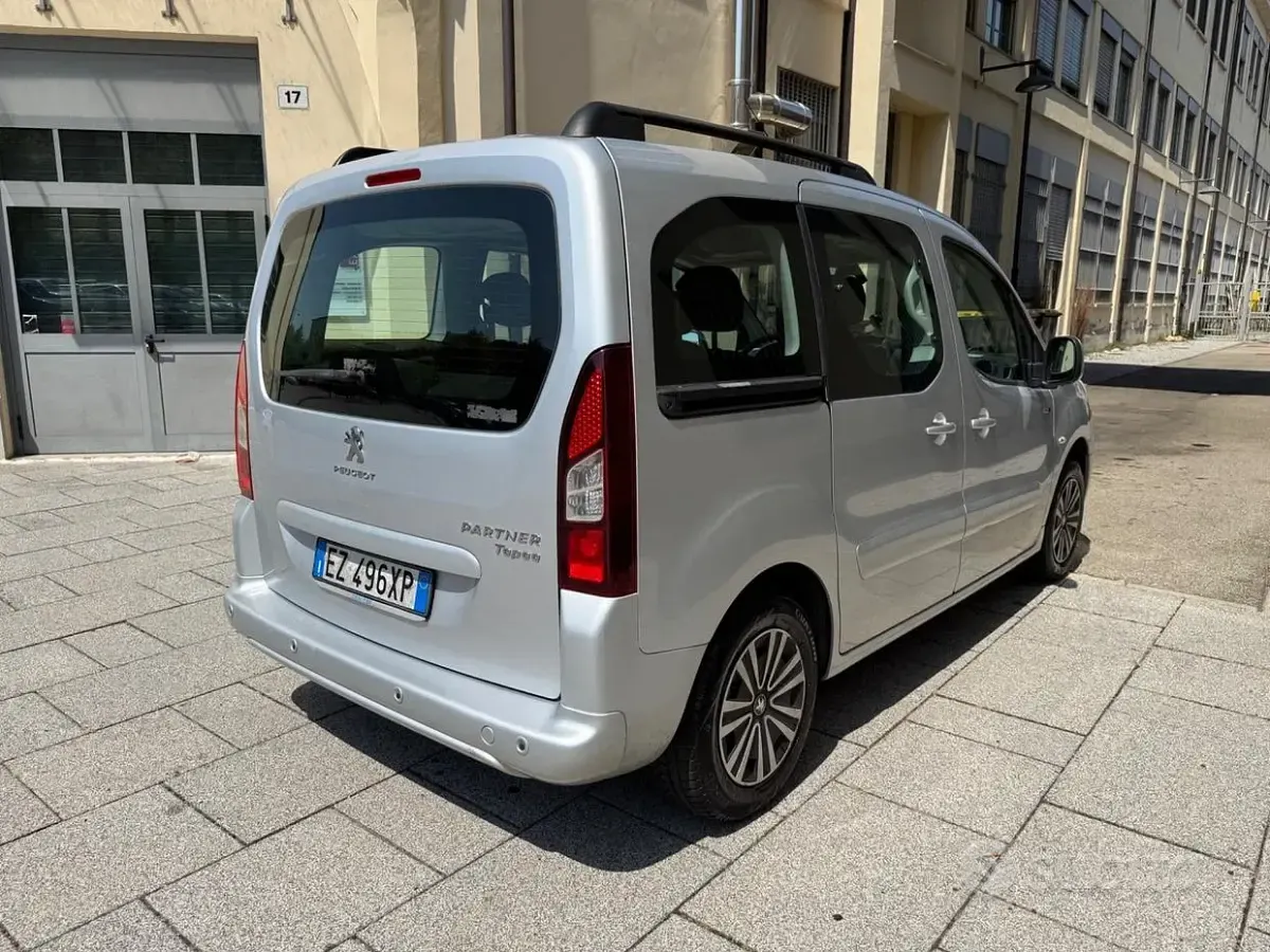 Usata Peugeot Partner Tepee Outdoor 92 CV (67 kW) 2015 Grigio Monovolume