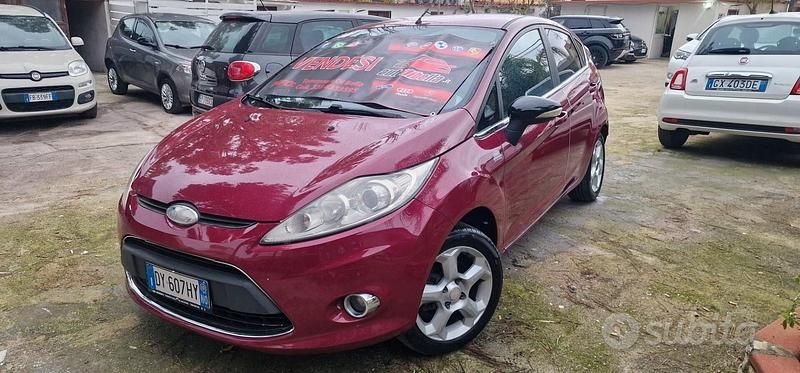Usata Ford Fiesta Titanium 96 CV (70 kW) 2010 Rosso Utilitaria