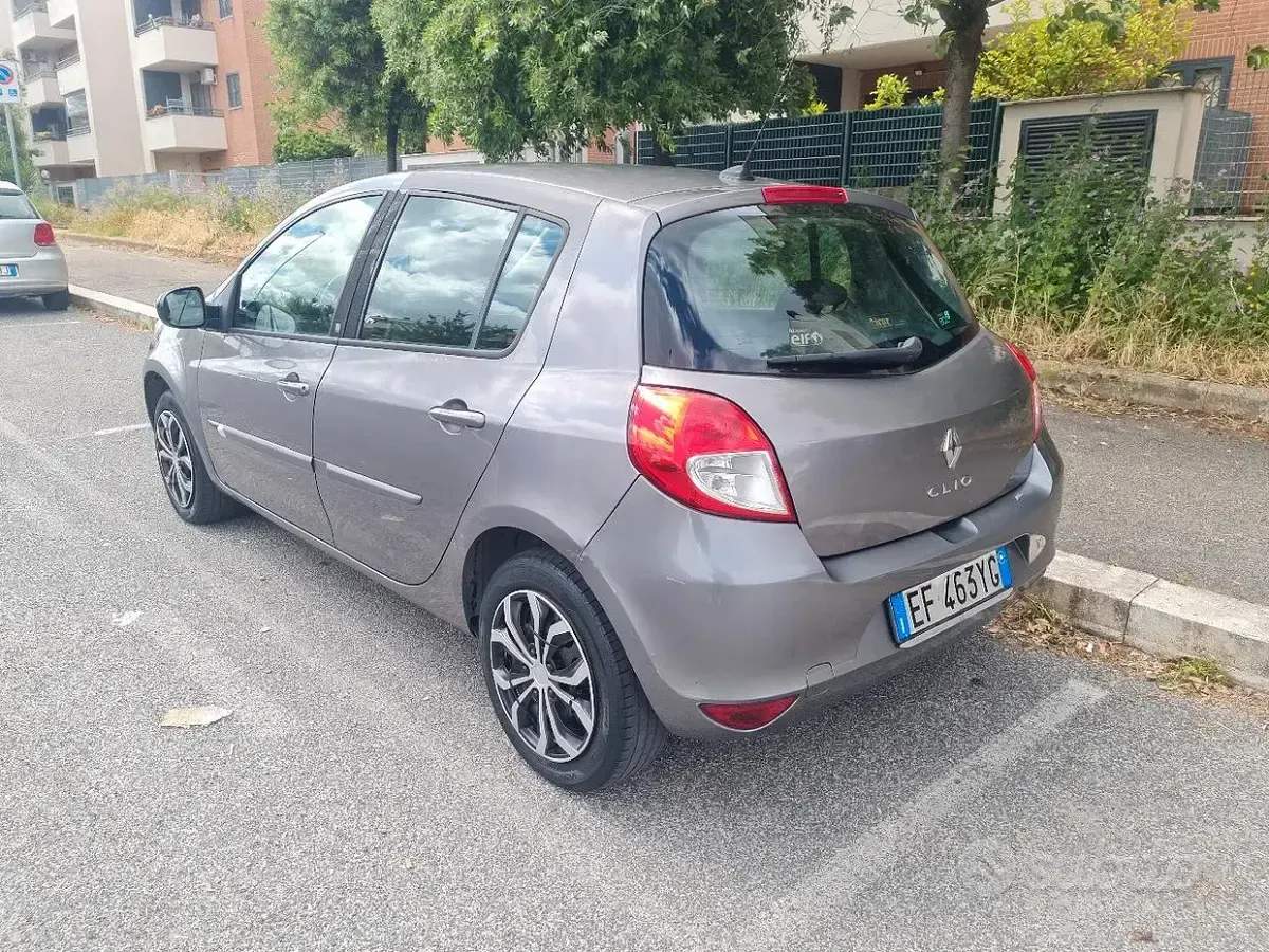 Usata Renault Clio II 75 CV (55 kW) 2010 Grigio Berlina