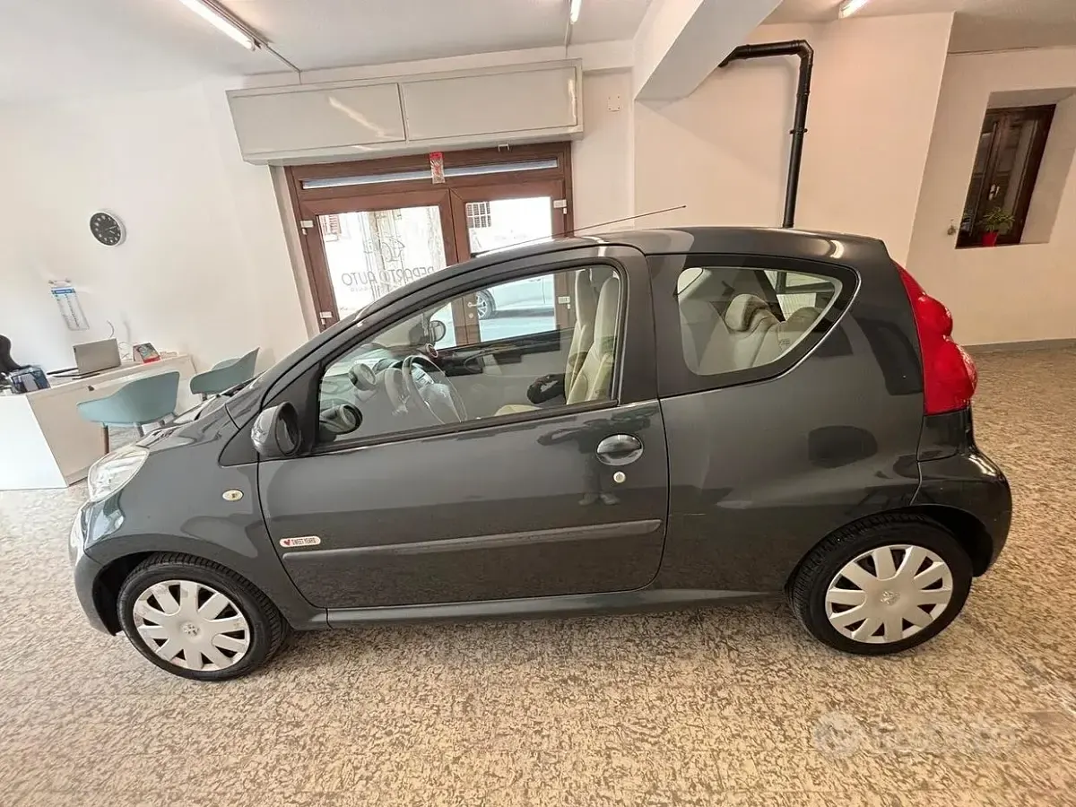Usata Peugeot 107 68 CV (50 kW) 2009 Grigio Utilitaria