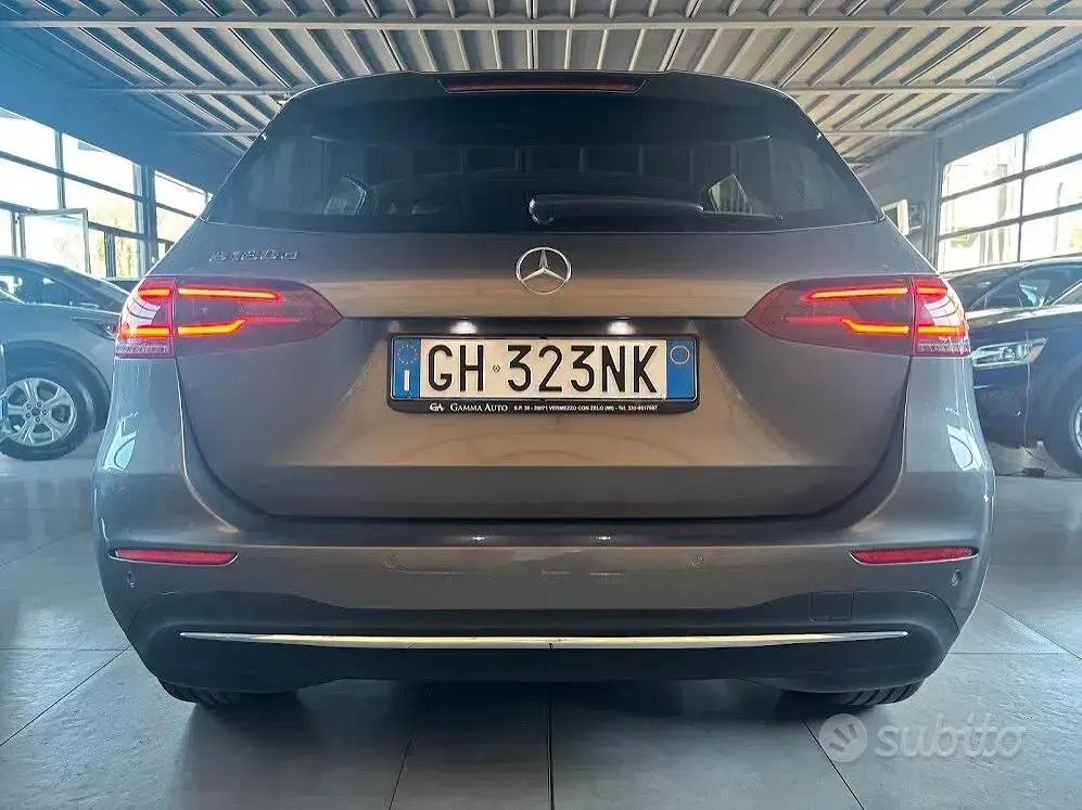 Usata Mercedes B180 Business 116 CV (85 kW) 2021 Grigio montagna Utilitaria