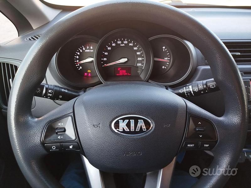 Usado Kia Rio 85 HP (62 kW) 2011 Vermelho Sedan