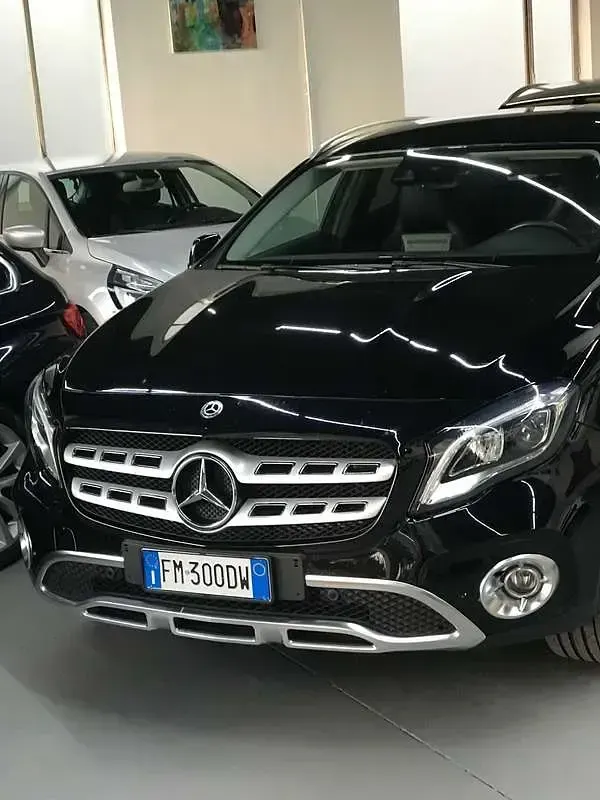 Usata Mercedes GLA180 109 CV (80 kW) 2017 Nero SUV