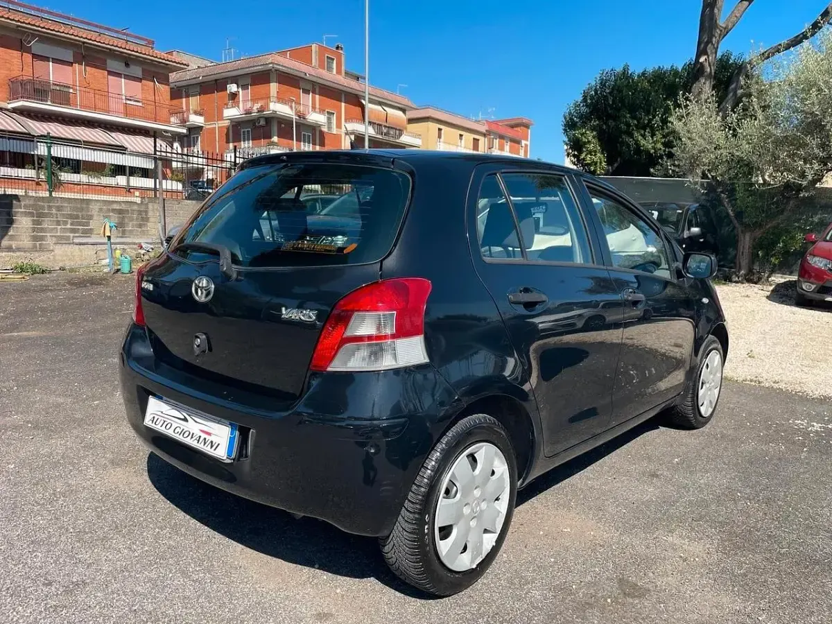 Usata Toyota Yaris Sol 69 CV (50 kW) 2010 Nero Utilitaria