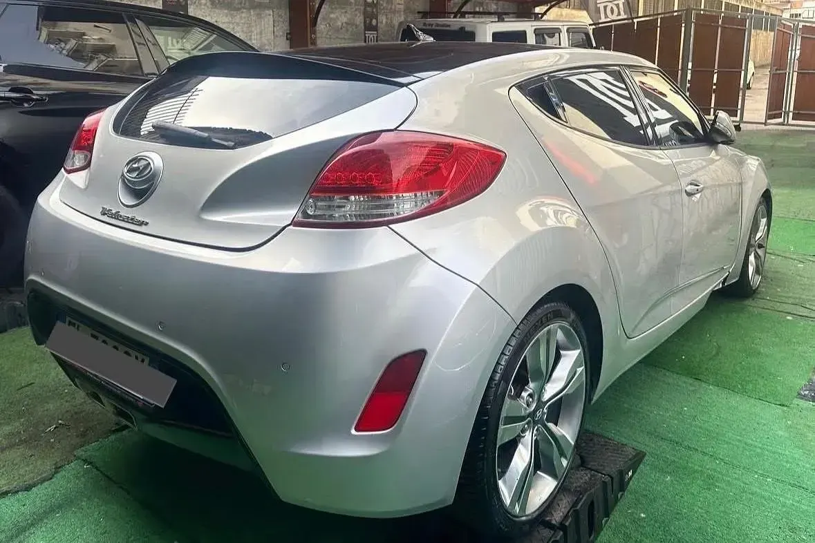 Usata Hyundai Veloster 140 CV (102 kW) 2011 Argento Utilitaria