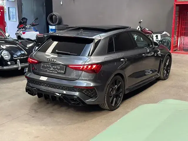 Usata Audi RS3 Ambiente 400 CV (294 kW) 2024 Grigio scuro metallizzato Berlina
