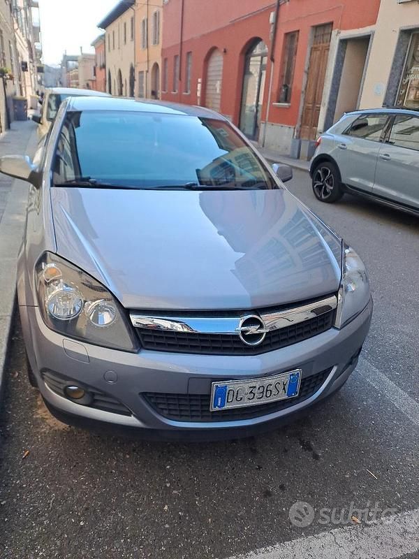 Usata Opel Astra 150 CV (110 kW) 2007 Grigio Berlina