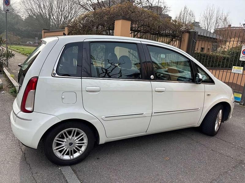 Usata Lancia Musa 77 CV (56 kW) 2010 Bianco Monovolume