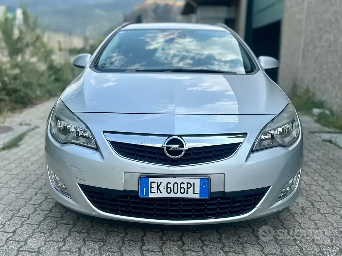 Usata Opel Astra 110 CV (80 kW) 2011 Grigio Station wagon