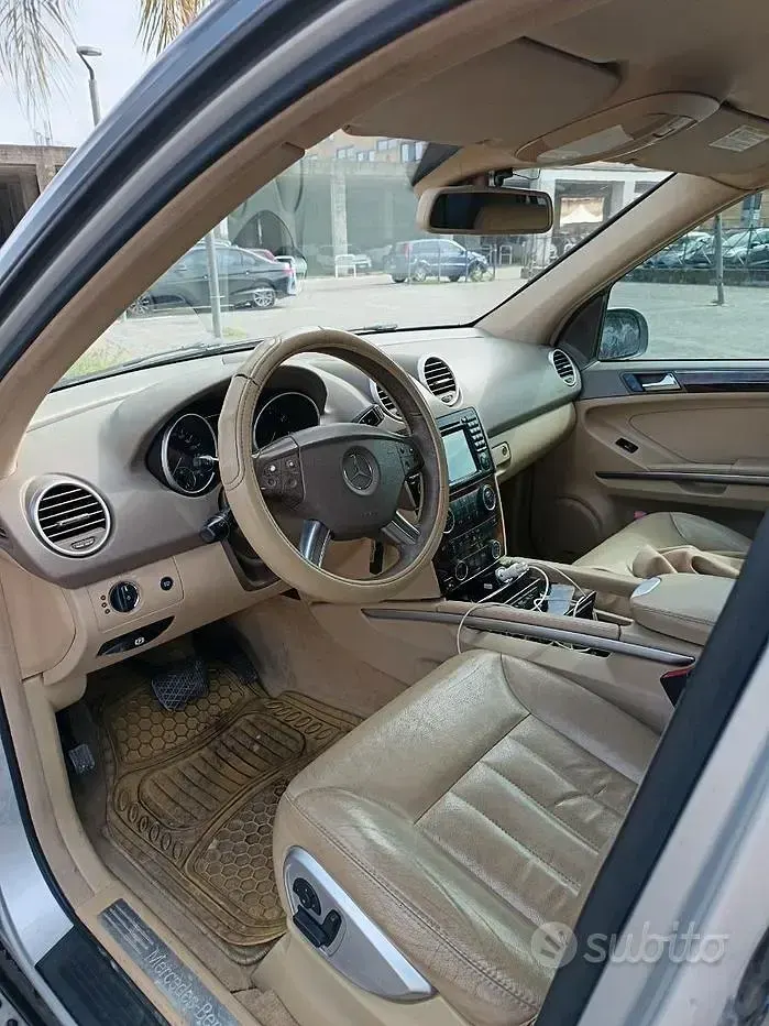 Usata Mercedes ML350 272 CV (200 kW) 2006 Grigio SUV
