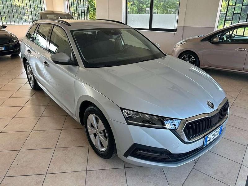 Argento Usata 2021 Skoda Octavia Executive Station wagon | 15.900 € (Buon prezzo) - Immagine 1/4
