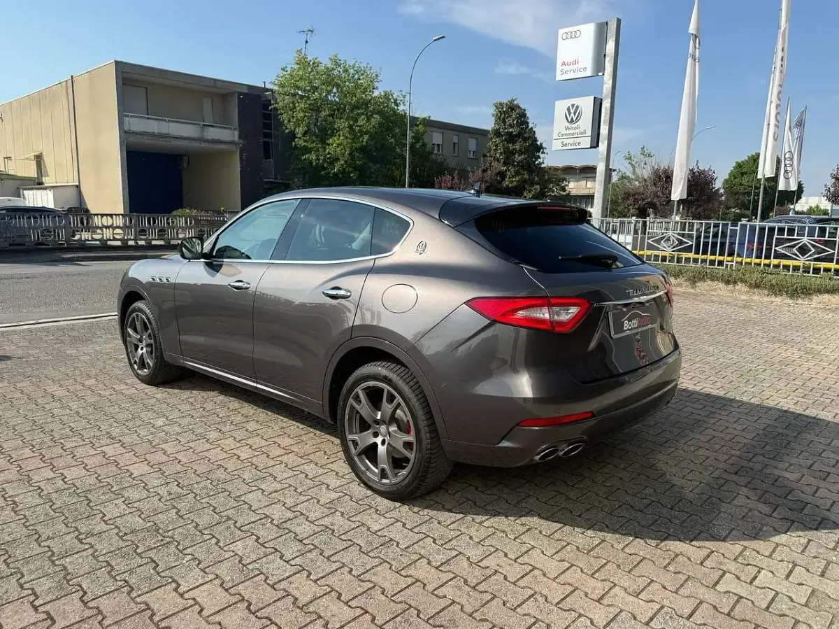Usata Maserati Levante 250 CV (183 kW) 2016 Grigio SUV