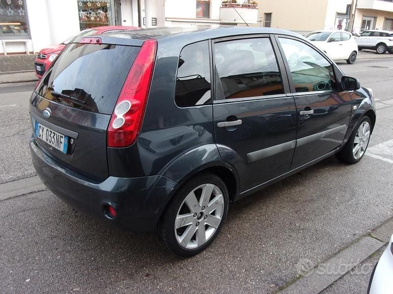 Usata Ford Fiesta Titanium 74 CV (54 kW) 2006 Grigio Utilitaria