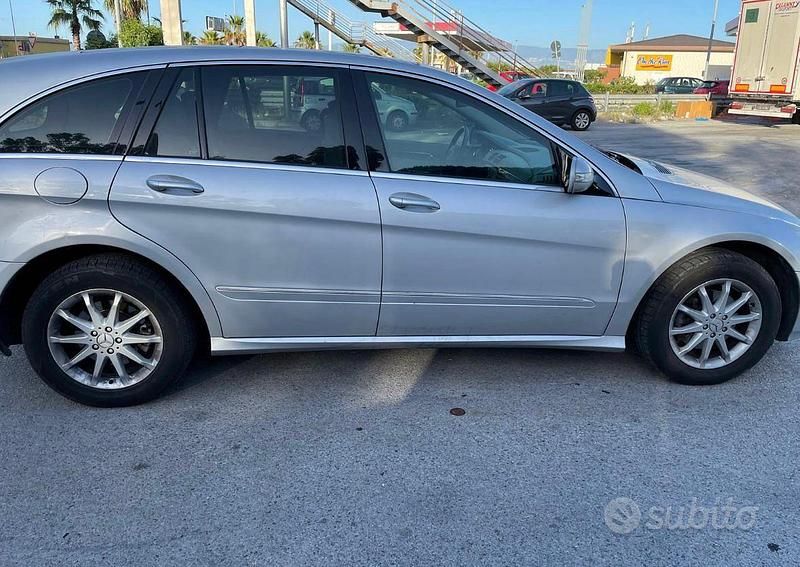 Usata Mercedes R320 224 CV (164 kW) 2006 Grigio Monovolume