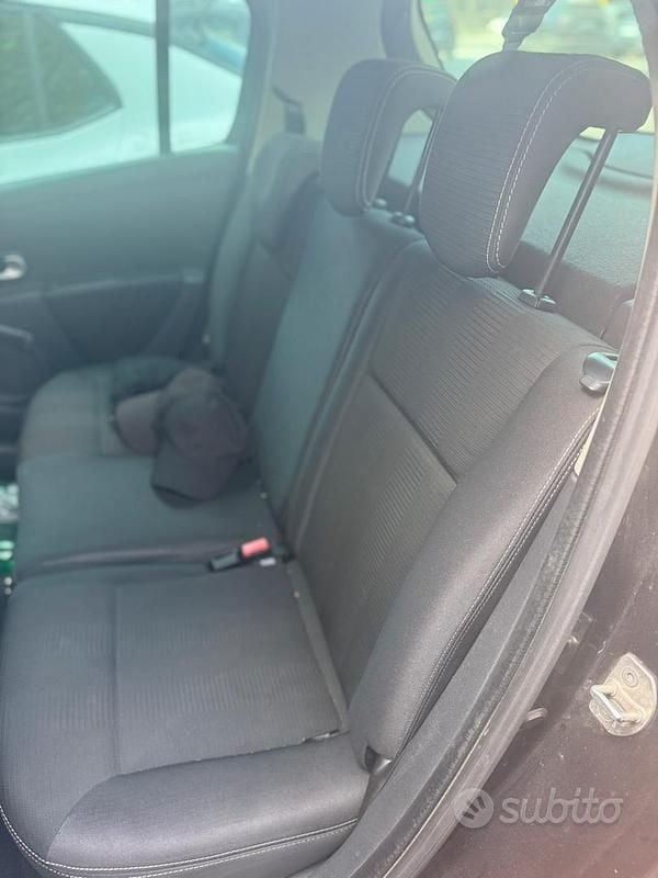 Usado Renault Clio II Dynamique 82 CV (60 kW) 2009 Negro Berlina