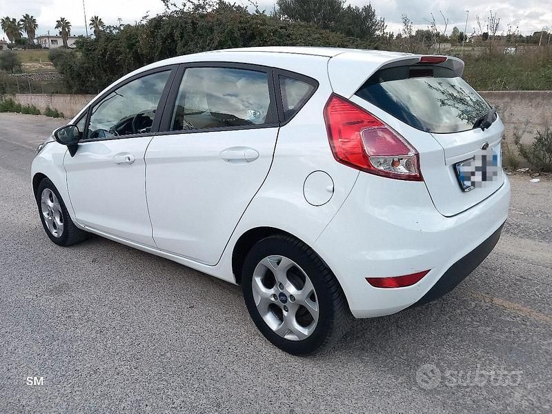 Usata Ford Fiesta 97 CV (71 kW) 2014 Bianco Utilitaria