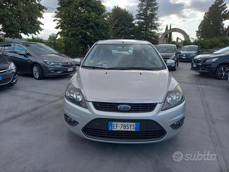 Begagnad Ford Focus 110 HK (80 kW) 2011 Grå Sedan