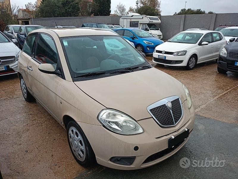 Usado Lancia Ypsilon 69 HP (50 kW) 2006 Bege Citadino