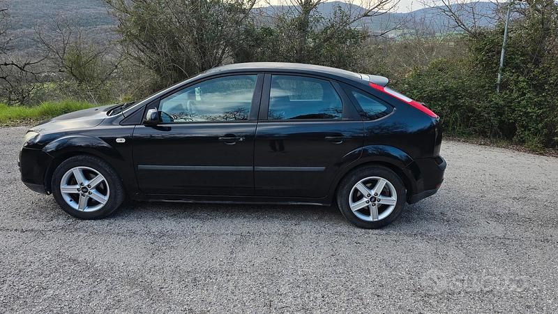 Usata Ford Focus 90 CV (66 kW) 2006 Nero Berlina