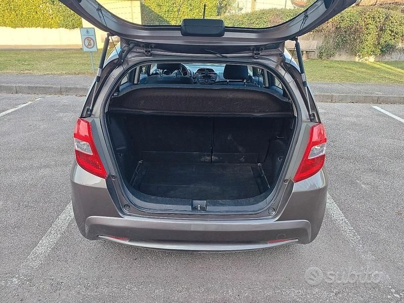 Usata Honda Jazz 90 CV (66 kW) 2011 Grigio Utilitaria