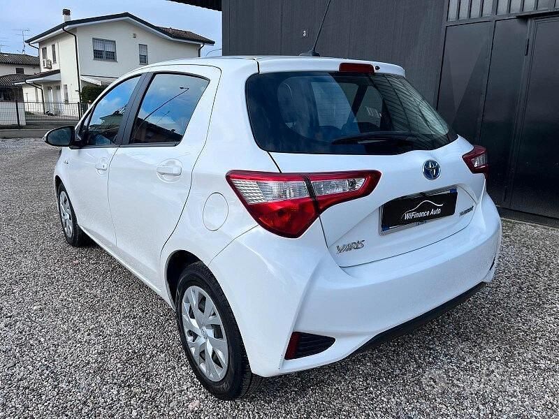 Usata Toyota Yaris Hybrid Business Edition 101 CV (74 kW) 2020 Bianco Berlina