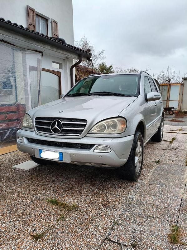 Usata Mercedes ML400 250 CV (183 kW) 2002 Grigio SUV
