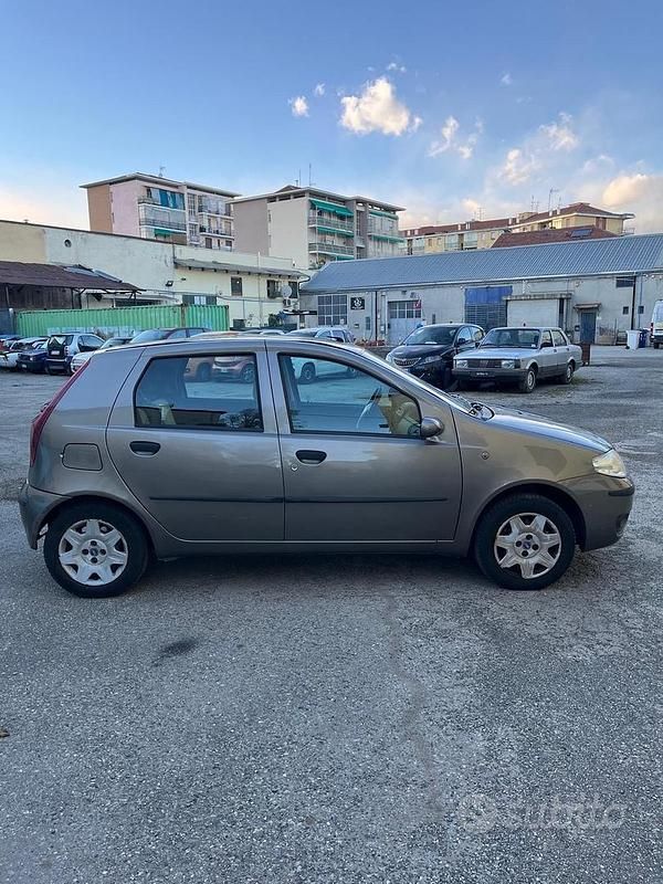 Usata Fiat Punto Dynamic 60 CV (44 kW) 2006 Marrone Utilitaria