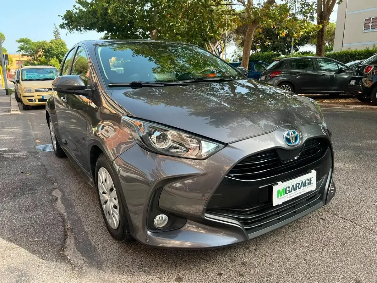 Usata Toyota Yaris Hybrid Business Edition 92 CV (67 kW) 2021 Grigio Berlina
