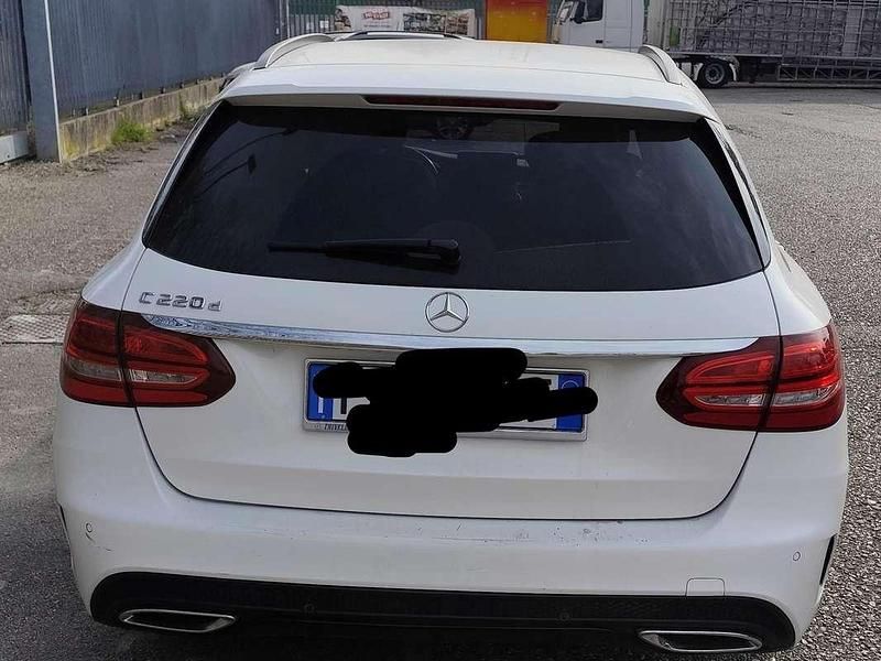 Usado Mercedes 220 AMG line 170 CV (125 kW) 2017 Blanco Familiar