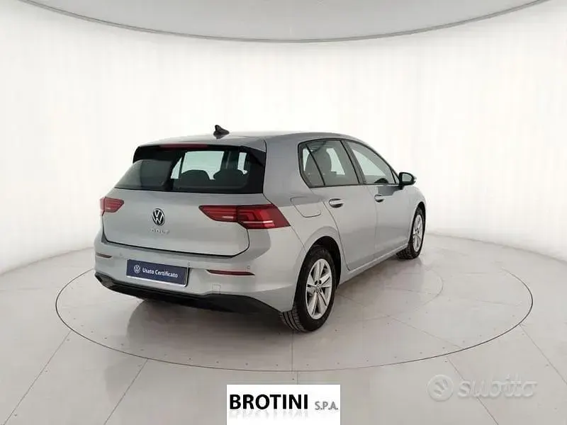 Usata VW Golf VIII Life 150 CV (110 kW) 2025 Grigio metallizzato Berlina